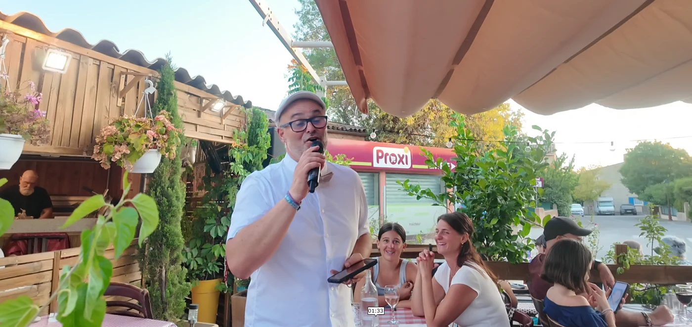 Cédric au micro lors d’une prestation — photo 10