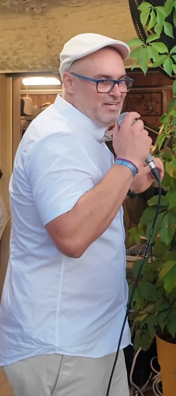 Cédric au micro lors d’une prestation — photo 27