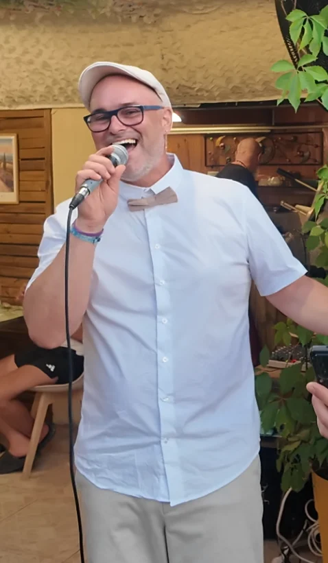 Cédric souriant au micro lors d’une prestation