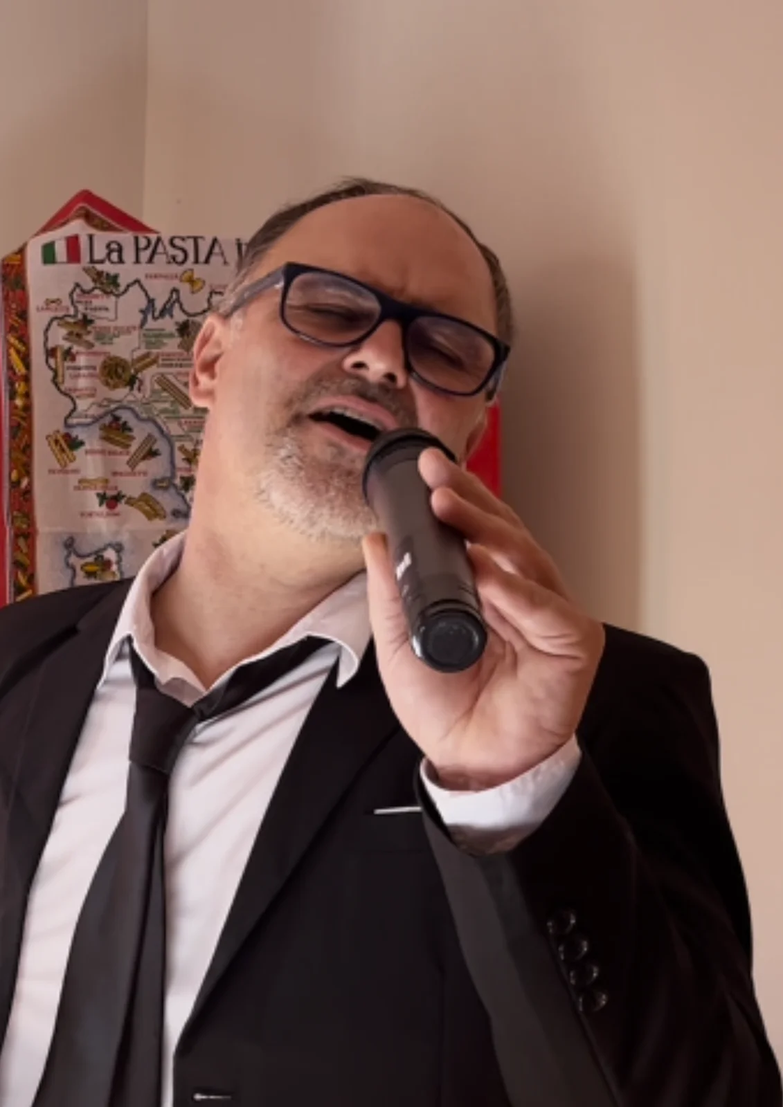 Cédric au micro lors d’une prestation — photo 14