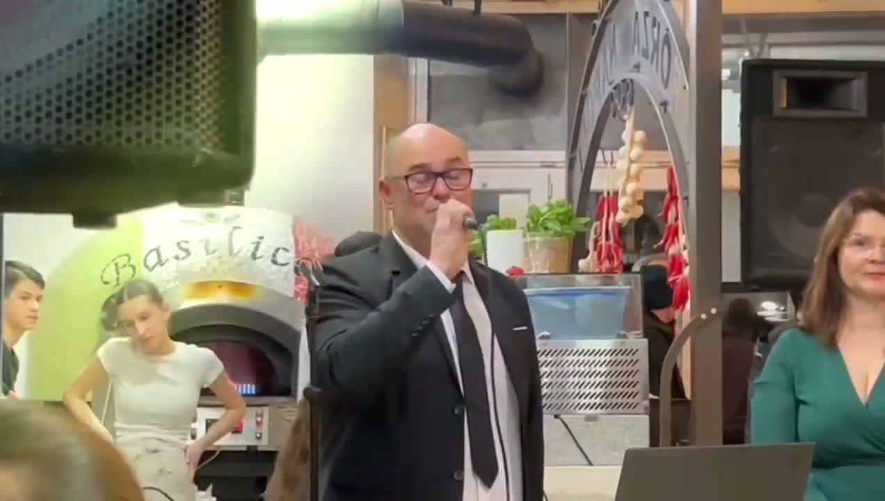Cédric chanteur au micro lors d’une prestation
