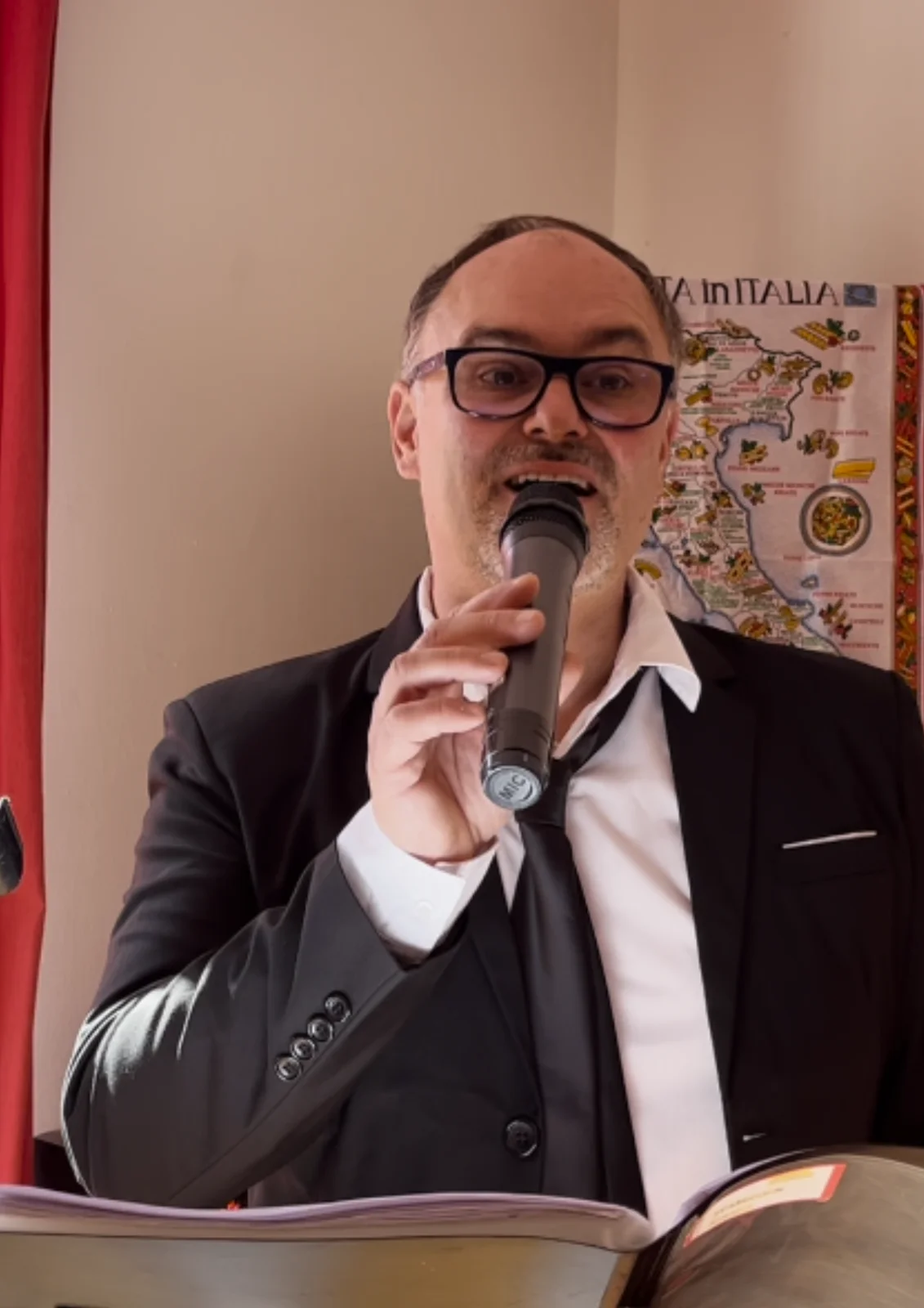 Cédric au micro lors d’une prestation — photo 13