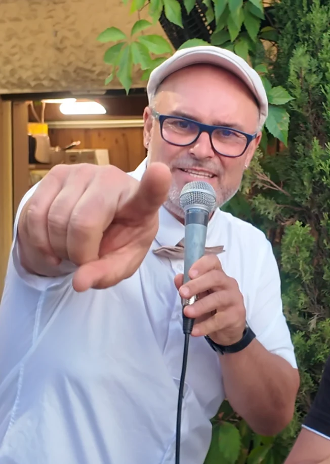 Cédric au micro lors d’une prestation — photo 6